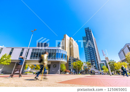 四月，日本東京城市景觀，綠樹成蔭。橫濱航空客艙可俯瞰櫻木町站和建築物（14日） 125065001