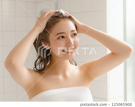 一名 20 多歲、棕色頭髮的女性正在洗髮（洗髮和染髮圖片） 125065908