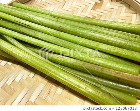 4. Cut and wash the stems of spring wild butterbur. 4. Cut and wash the stems of spring wild butterbur. 125067018