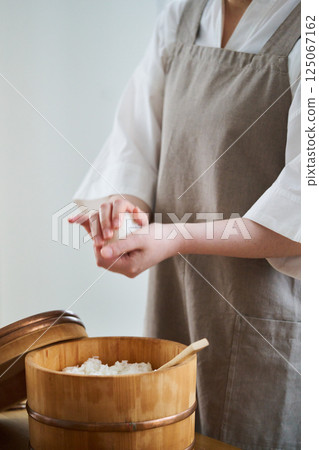 拿著米球的婦女 拿著米球的婦女 125067162