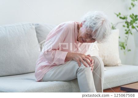 膝蓋疼痛的高級女人 膝蓋疼痛的高級女人 125067508