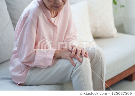 膝蓋疼痛的高級女人 膝蓋疼痛的高級女人 125067509