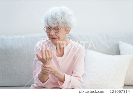 手臂麻木的老年婦女 手臂麻木的老年婦女 125067514