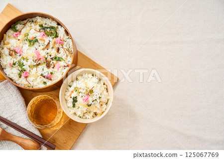 Mixed rice with spring vegetables and salted cherry blossoms 125067769