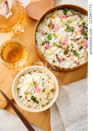 Mixed rice with spring vegetables and salted cherry blossoms 125067775