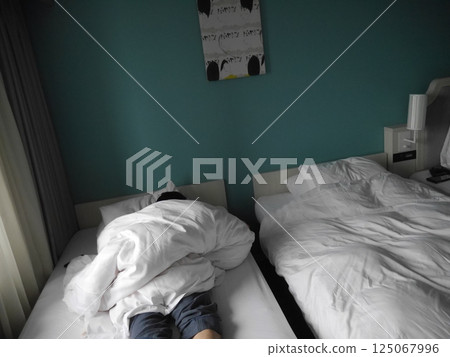 睡在毯子下的人 125067996