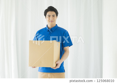 一個男人帶著微笑攜帶行李 一個男人帶著微笑攜帶行李 125068010