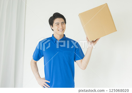 一個男人帶著微笑攜帶行李 125068020