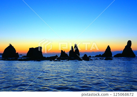 Hashiguiiwa Rocks at dawn (Kushimoto Town, Wakayama Prefecture) 125068672