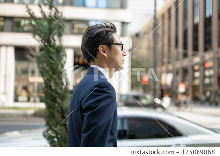 走在辦公室鎮的商人 125069068