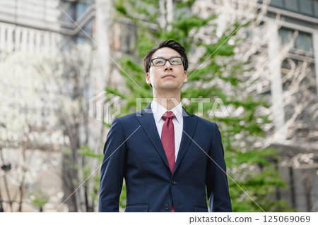 走在辦公室鎮的商人 125069069