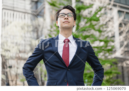 走在辦公室鎮的商人 125069070