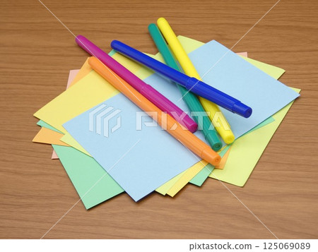 水性彩筆和隨機放置的彩繪紙 125069089