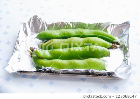 烘烤前的蠶豆 125069147