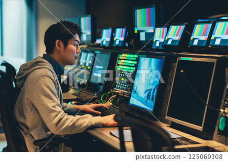 一名年輕人在電視台製作影片。拍攝合作：SKY Perfect電視台東京媒體中心 125069308