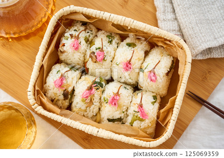 用鹽漬櫻花裝飾的春季什錦飯糰 125069359