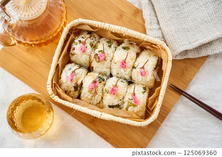 用鹽漬櫻花裝飾的春季什錦飯糰 125069360