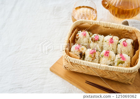 用鹽漬櫻花裝飾的春季什錦飯糰 125069362