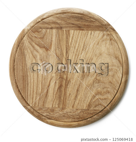round wooden kitchen board 125069418