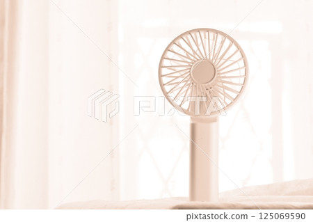 窗邊的便利風扇 125069590