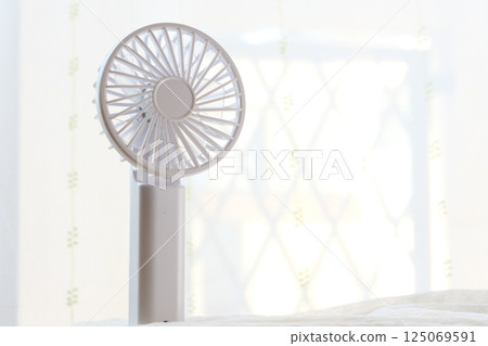 窗邊的便利風扇 窗邊的便利風扇 125069591