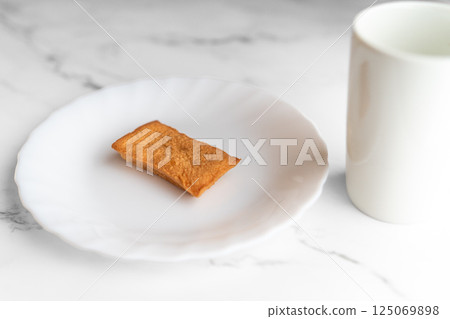 Baked goods and white mug ⑤ 125069898