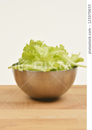 Green lettuce leaves 125070655