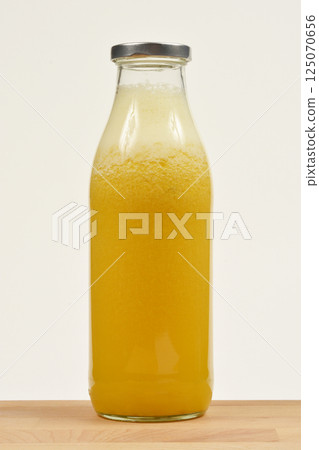 Fresh orange juice 125070656