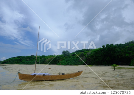 Sabani boat and Kabira Bay 125070725