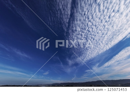 西邊的天空清爽的早晨,各種雲彩呈放射狀散開,超廣角,以天空為焦點,240718am 西邊的天空清爽的早晨,各種雲彩呈放射狀散開,超廣角,以天空為焦點,240718am 125071453