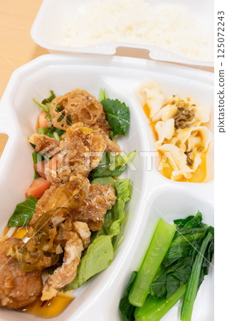 Delicious fried chicken lunch box 125072243