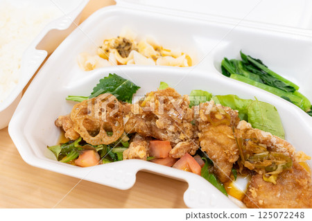 Delicious fried chicken lunch box Delicious fried chicken lunch box 125072248