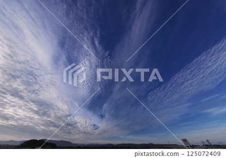 南方天空清爽的早晨,各種雲朵呈放射狀散開,超廣角,以天空為焦點,240718am 南方天空清爽的早晨,各種雲朵呈放射狀散開,超廣角,以天空為焦點,240718am 125072409
