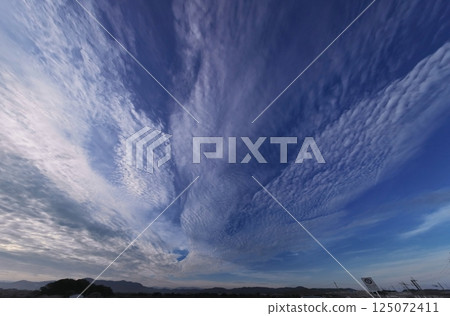 南方天空清爽的早晨,各種雲朵呈放射狀散開,超廣角,以天空為焦點,240718am 南方天空清爽的早晨,各種雲朵呈放射狀散開,超廣角,以天空為焦點,240718am 125072411