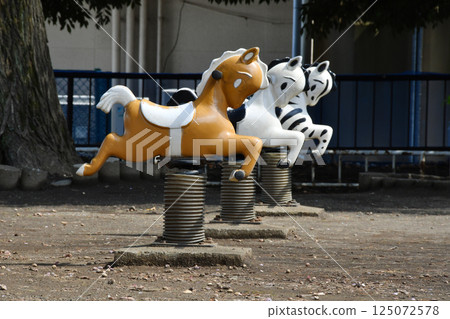 Park animal rides_01 125072578