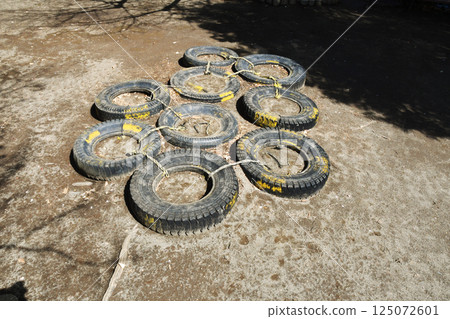 公園裡的舊輪胎遊樂場設備 公園裡的舊輪胎遊樂場設備 125072601