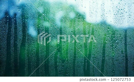 雨天窗玻璃上的水滴和模糊的自然風景情感背景 125072753