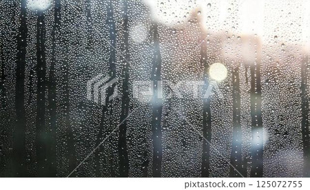雨天窗玻璃上的水滴和模糊的自然風景情感背景 125072755