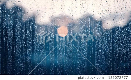 雨天窗玻璃上的水滴和模糊的自然風景情感背景 125072777