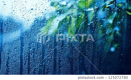 雨天窗玻璃上的水滴和模糊的自然風景情感背景 125072780
