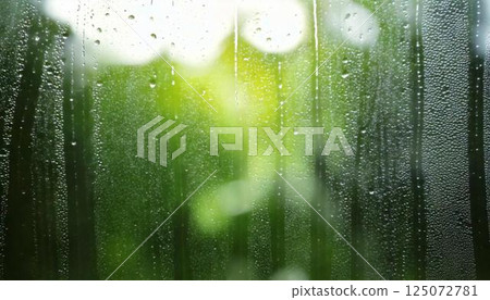 雨天窗玻璃上的水滴和模糊的自然風景情感背景 125072781