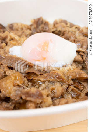 美味的便利商店便當：牛肉蓋飯便當配上荷包蛋 125073820