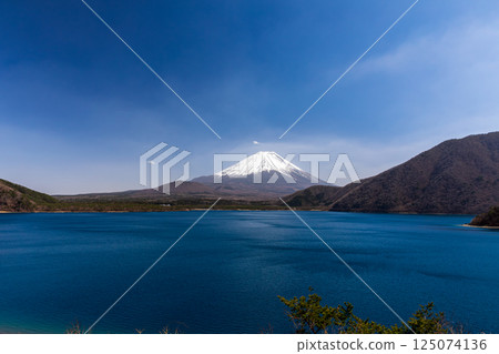 山梨縣南都留郡富士河口湖町：本棲湖與富士山 125074136