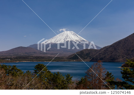 山梨縣南都留郡富士河口湖町：本棲湖與富士山 125074146