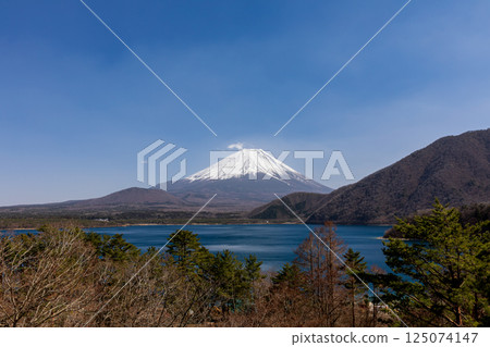 Fujikawaguchiko Town, Minamitsuru District, Yamanashi Prefecture: Lake Motosu and Mt. Fuji Fujikawaguchiko Town, Minamitsuru District, Yamanashi Prefecture: Lake Motosu and Mt. Fuji 125074147
