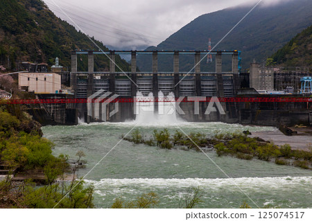 靜岡縣濱松市天龍區龍山町大峰的櫻花與秋葉水壩的風景 靜岡縣濱松市天龍區龍山町大峰的櫻花與秋葉水壩的風景 125074517