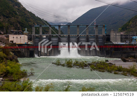 靜岡縣濱松市天龍區龍山町大峰的櫻花與秋葉水壩的風景 125074519
