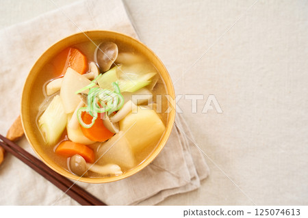 含有大量蔬菜和其他配料的味噌湯 含有大量蔬菜和其他配料的味噌湯 125074613