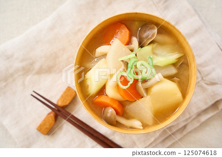 含有大量蔬菜和其他配料的味噌湯 含有大量蔬菜和其他配料的味噌湯 125074618