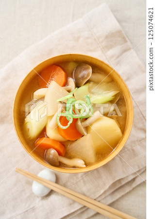 Miso soup with plenty of vegetables and other ingredients 125074621